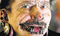 杜拜海關懷疑他施黑魔法！「穿最多洞男」入境遭拒 藝術、德國、穿洞、舌環、密集