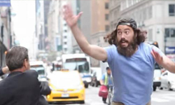 紐約擊掌哥出沒！想攔小黃得先跟他High Five 紐約、擊掌、路人、計程車