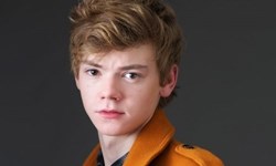 《魔法褓姆麥克菲》小頑童現在長這樣！演技派童星湯瑪士桑斯特Thomas Sangster 湯瑪士桑斯特、Thomas Sangster、演技派、童星、男星、魔法褓姆麥克菲、權力遊戲、移動迷宮、危情密碼、王者之心、搖滾天空：約翰藍儂少年時代、飛哥與小佛、弗萊迪海默爾