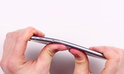 打造個人化曲線？徒手能掰彎的iPhone 6外殼引爭議 iPhone 6、彎、故障、鋁製外殼