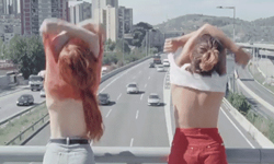 偷桃我們也做得來！如果好兄弟間的行為換成女生做... 好兄弟、好姊妹、行為、舉動、怪異、養眼、無用、顛覆、幻滅、反應、不適合、私話題