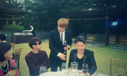 妞快報：JYJ齊慶在中父母生日不手軟 在中告白「我愛你們」 妞快報、JYJ、金在中、朴有天、金俊秀