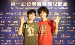 [新聞稿] 第一屆台灣國際酷兒影展影人出席相挺！韓國知名酷兒導演金趙光壽帶老公甜蜜出席，貼臉曬恩愛，導演周美玲期許台灣能成為第一個承認同志婚姻的亞洲國家。 台灣國際酷兒影展、同志婚姻、金趙光壽、史蒂芬伊斯列爾、江松長、周美玲