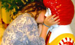 毆打、強吻樣樣來！麥當勞叔叔崩壞事件簿 麥當勞、性騷擾、扁、互動、魔掌