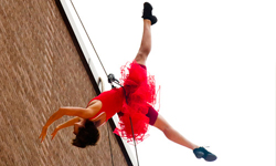 牆壁就是我的舞台！超驚人的反重力牆上華爾滋 舞蹈、華爾滋、藝術、Bandaloop、反重力