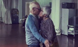 終於能光明正大黏在一起！現充專用的接吻眼鏡在日本開賣 日本、表參道、親吻眼鏡、接吻眼鏡、Kiss Glasses