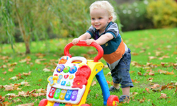 克拉拉站起來了！原本要一輩子坐輪椅的小男孩竟學會走路 奇蹟、走路、疾病、輪椅、生命、肌肉、感動