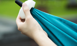 整個城市都是你的傘？《Umbrella Here》路人借傘信號燈 Umbrella Here、雨季、傘、下雨、路人、交友、有趣、新奇