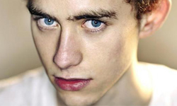 是演員、編劇、還是樂團主唱！才華驚人英國小萌男Olly Alexander Olly Alexander、英國、男星、可愛、卷毛