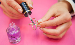 居然可以讓飾品不掉漆！透明指甲油的10種妙用 指甲油、DIY、透明指甲油、妙招、過期