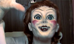 安娜貝爾到府整人　無辜男女受困鬼屋、嚇到飆淚 安娜貝爾、鬼娃、整人、嚇人、惡作劇