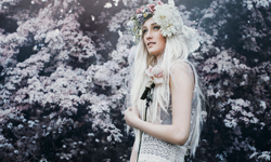 一起綻放吧！少女與繁花的夢幻攝影集 Bella Kotak、英國、攝影師、少女、夢幻、美麗、綻放、In Bloom、藝術