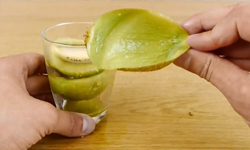 一個玻璃杯就搞定！超強水果剝皮妙招 水果、去皮、剝皮、玻璃杯、奇異果、芒果、酪梨、桃子