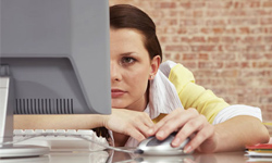 坐姿不對胸部會下垂？OL坐姿dos and don'ts ibeauty、電腦、坐姿、胸部、外擴