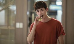 [新聞稿] 李鍾碩演技超殺男女通吃  拉攏男性觀眾族群  成功拉抬收視率 為戲狂瘦5公斤臉頰凹陷、臉色蒼白展現北韓STYLE  韓流天王天后齊聚衛視中文台  崔智友與權相佑主演的《誘惑》、 Eric主演《戀愛的發現》將陸續推出 衛視中文台、愛在異鄉、韓劇、李鍾碩、朴海鎮