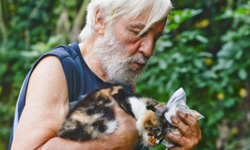 史上最棒低頭族！阿公路邊撿10年零錢全捐給流浪貓 流浪貓、愛心、善心、捐款、愛貓