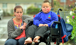 「裂足」童買不起特製鞋　母親盼好心人解囊相助 英國、裂足症、男孩、畸形、鞋子