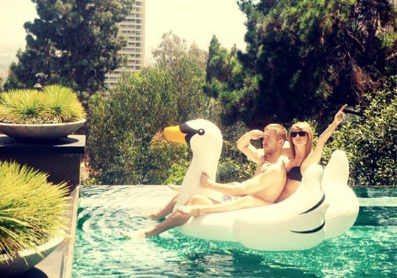 總不會再被寫進歌裡了吧？泰勒絲和DJ男友交往一年恩愛全紀錄 泰勒絲、Taylor Swift、凱文哈里斯、Calvin Harris、交往一周年