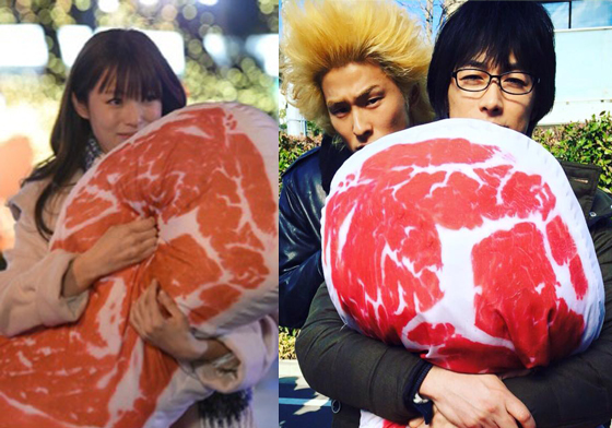 沒有起重機駕照也能擁有牛排抱枕！《拜託請愛我》肉塊抱枕全面上市 肉クッション、沙朗牛排抱枕、拜託請愛我、日本、抱枕、請跟廢柴的我談戀愛、日劇、深田恭子、藤岡靛