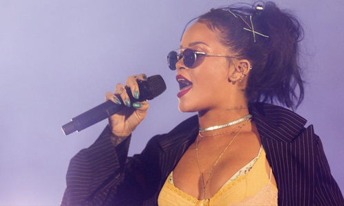 妞快報：有沒有粉絲也超會唱的八卦！天后被粉絲歌藝嚇到直呼「Holy Sh*t」 妞快報、蕾哈娜、Rihanna、粗口、粉絲、Four Five Seconds