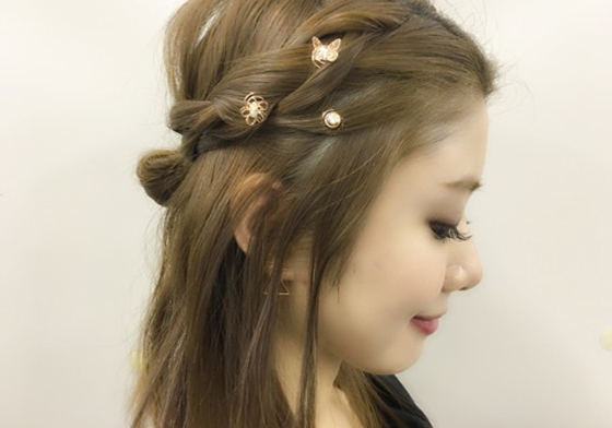 就像頭上開出朵朵小花！夢幻與浪漫感兼具的「耳環髮飾」特蒐 耳環髮飾、辮子、造型、飾品、髮飾