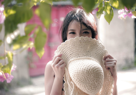 默默努力的模樣充滿魅力！內向女孩吸引異性的6個理由 內向、害羞、寡言、沉默、女孩、戀愛、特質、魅力、異性、文靜、神秘感、反差