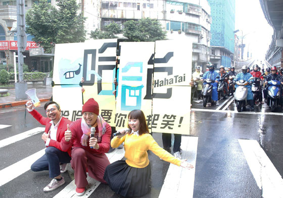 挑戰30秒逗機車騎士笑？「他們」創造了雨天裡的微笑奇蹟 溫馨、街頭快閃、機車、哈哈台、30秒、微笑、雨天、有趣