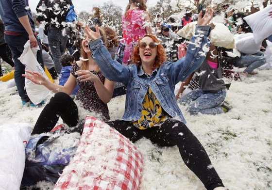 你有跟100個人打過枕頭仗嗎？國際枕頭大戰日把戰場從家裡轉到大街上啦 枕頭大戰、節日、國際枕頭大戰節、群眾、百人聚會、聚會、好玩、暴力、枕頭、台灣、世界、INTERNATIONAL PILLOW FIGHT DAY、Kevin Bracken