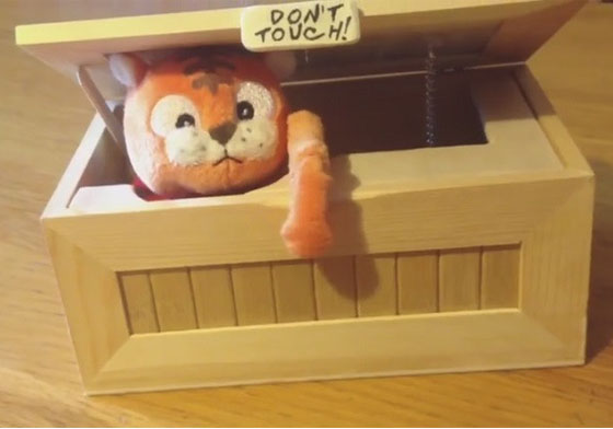 都跟你說不要碰了！Don't Touch 搞怪箱讓你忍不住嘴角失守 Don't Touch、Reject Box、無意義發明、搞怪箱、趣味