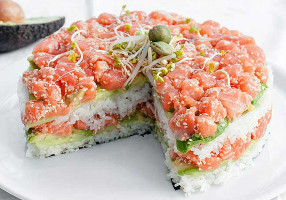 誰說壽司要小口小口吃！讓人口水直流「巨無霸壽司派」滿足你的胃 壽司派、Sushi Pie、Anne Travel Foodie、壽司、日式料理