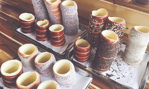 跟姊妹一起分食剛剛好！韓國也有超人氣匈牙利煙囪捲「Kurtos chimney」 愛玩妞、韓國美食、首爾、鐘路、煙囪捲、匈牙利、Kurtos chimney、點心、製作、分食