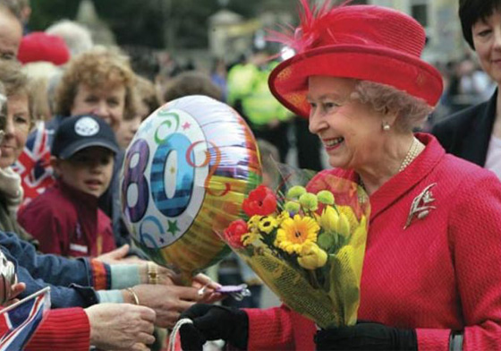 全世界開車不需要駕照的就只有她了！英國女王這些特權也太令人羨慕了吧 英國女王、伊莉莎白二世、權力、power、特權