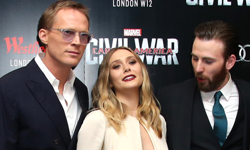 妞快報：緋紅女巫好「胸」！美國隊長偷瞄雙峰被抓包 妞快報、緋紅女巫、美國隊長、胸部、美國隊長3：英雄內戰、伊莉莎白歐森、克里斯伊凡、性感