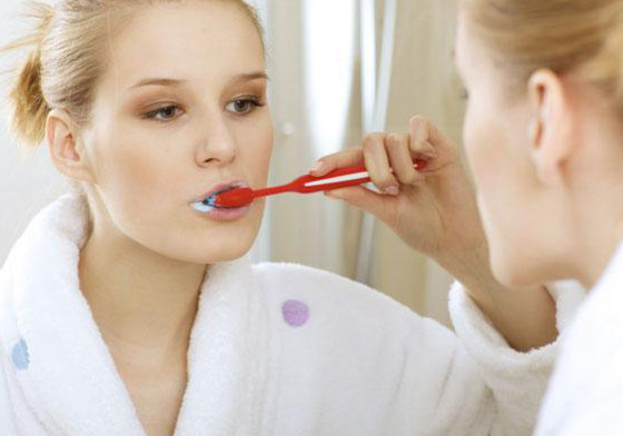 沒想到「它」也可以讓牙齒白亮亮？4招在家裡就可以做的牙齒美白小祕密 美白、牙齒、椰子油、小蘇打粉、好用