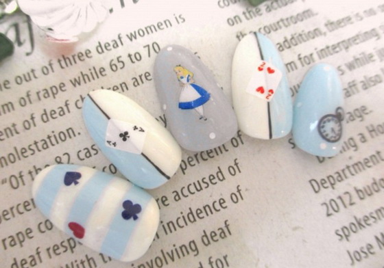 就用「愛麗絲指彩」到電影院朝聖吧！簡單又好看的《魔鏡夢遊》風指甲彩繪 指甲彩繪、指彩、美甲、指甲油、魔境夢遊、時光怪客、迪士尼、愛麗絲夢遊仙境、愛麗絲、柴郡貓、微笑貓、笑臉貓、藍色、淺藍色、寧靜藍、紫色、條紋、蝴蝶結、 Alice in Wonderland、Alice、瘋帽客、紅心皇后、白皇后、Mad Hatter、三月兔、魔鏡、魔法、 disney、Alice Kingsleigh、咧嘴貓、電影、電影院、朝聖、角色扮演、