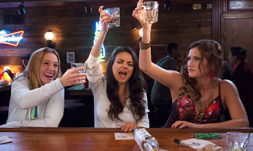 地方的媽媽需要酒精！蜜拉庫妮絲《進擊的媽媽》喬奶、酗酒、開趴通通豁出去啦 媽媽、酒精、蜜拉庫妮絲、進擊的媽媽、酗酒、開趴、電影、喜劇、瘋狂、克莉絲汀貝爾、凱薩琳哈恩、克莉絲汀娜亞伯格、潔達蘋姬史密斯