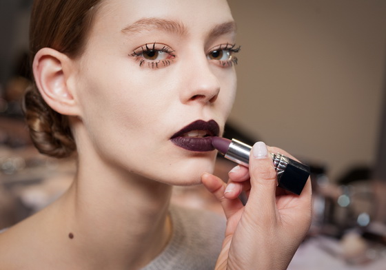 大風吹～吹什麼？今年秋冬唇彩流行吹...「暗黑系」口紅？！ 趨勢、妝容趨勢、時尚、流行、時髦、T台、時尚舞台、時尚秀、唇彩、唇色、口紅、唇膏、黑色、深色、深色唇膏、紫色、紫黑色、彩妝、化妝、妝容