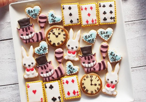 她的甜點完全就是一本童話故事書！極致夢幻的愛麗絲風糖霜餅乾 甜點繪本作家、甜點、繪本、夢幻、故事書