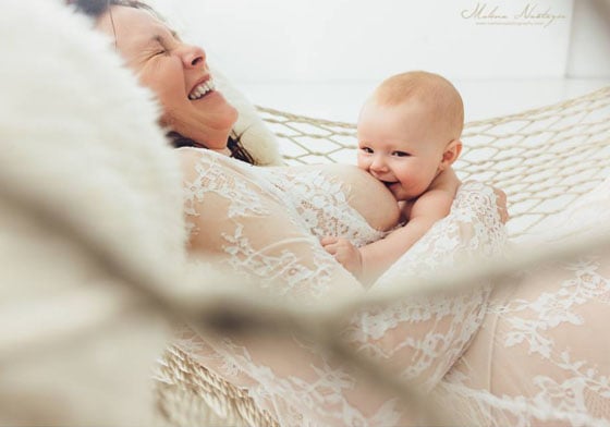 母親力量的溫柔綻放！她用攝影機捕捉媽媽們哺乳的唯美時刻 媽媽、母親、哺乳、攝影、寶寶