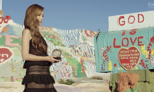 MV中的那座「彩虹山」在哪兒？Jessica神正回歸拍攝地直擊 愛玩妞、美國、潔西卡、Jessica、Salvation Mountain、救贖山、沙漠、美景、朝聖