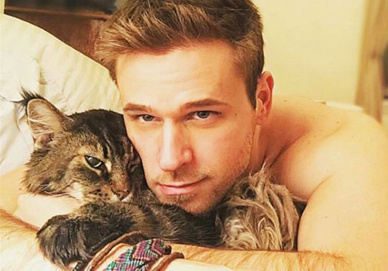 萌貓、猛男一次滿足！為女性謀福利的顧眼睛IG帳號—hotdudeswithkittens 貓、貓咪、小鮮肉、肌肉、猛男、帥哥、hotdudeswithkittens、IG