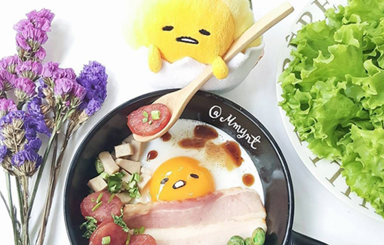 蛋黃哥把蛋汁都抖出來了！連煎個蛋都這麼可愛可以嗎？ 蛋黃哥、鋼鐵人、煎蛋、廚房、香腸