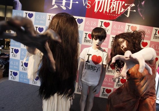 敷了會「女鬼力」UP嗎？！挑戰室友膽量的《貞子 vs 伽椰子》詛咒面膜 貞子vs伽椰子、貞子、伽椰子、電影、鬼片