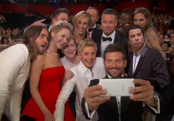 人家20年前拍的片也被你們這樣玩？超有梗動圖「困惑的約翰屈伏塔」 約翰屈伏塔、John Travolta、惡搞、困惑、GIF