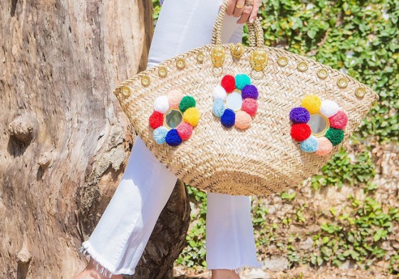 「毛球」加「編織」！今年夏天韓國吹起的復古潮包 毛球、編織、編織包、時尚、韓國