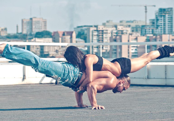 上健身房都能閃到讓人睜不開眼！5組情侶專屬的健身動作 健身、work out、情侶、閃、雙人