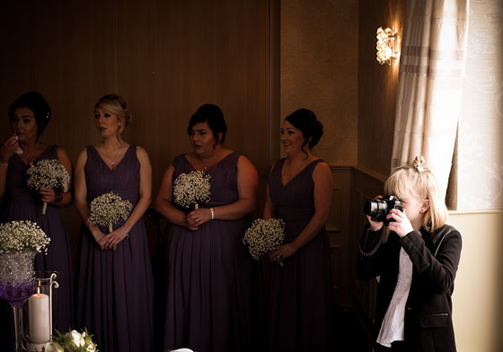 慧眼獨具從小就看得出來！9歲就出師的小小婚紗攝影師 婚紗、攝影師、9歲、小女孩、神童