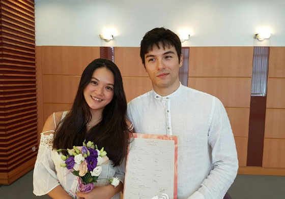 妞快報：男神鳳小岳晉升人夫！黃秋生喜當婚禮見證 妞快報、鳳小岳、人夫、結婚、黃秋生、見證婚禮、香港、登記、洪喆君、祝福