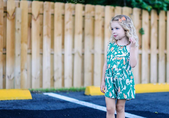 比大人還時尚的3歲小孩！連身泳衣、大人感洋裝都能駕馭的氣勢穿搭 bayby、小孩、女孩、時尚、穿搭、洋裝、童裝、設計、fashion