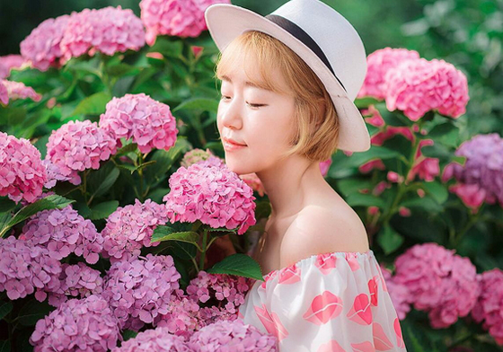 我不要再一臉尷尬面對鏡頭了！韓妞教你與花花合照的10種技巧 韓妞、攝影、花、拍照、美